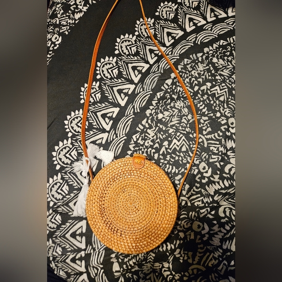 Handcrafted Beige Round Woven Bag - Picture 1 of 4
